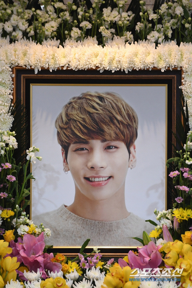  Psychological counseling for artists due to the inheritance of the late Jonghyun sister and her younger brother 'I hope we can overcome it together instead of suffering alone'