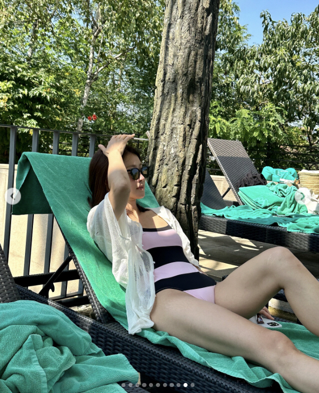 ''Two billion profit' Lee Si-young is out in a swimsuit, embarrassed. 'I put my stomach in it, but if I keep putting it in...'