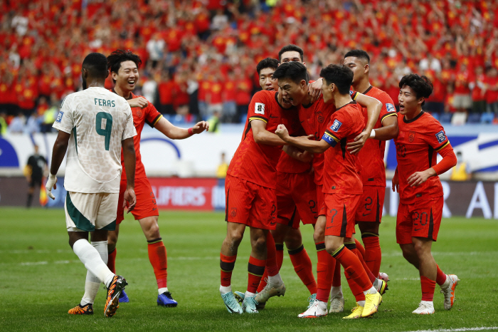 Chinese soccer is on alert! '10 fought'1 2 come-from-behind losses after being hit by Saudi Arabia for a theater goal'2 consecutive losses → WC finals red flag'