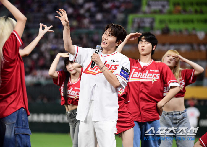 'Does the baseball uniform look good on you?' Singer Youngtak Visits Landers Field With Baseball Uniforms, Exciting Celebration Stage