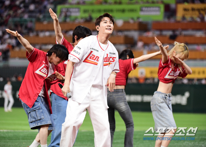 'Does the baseball uniform look good on you?' Singer Youngtak Visits Landers Field With Baseball Uniforms, Exciting Celebration Stage