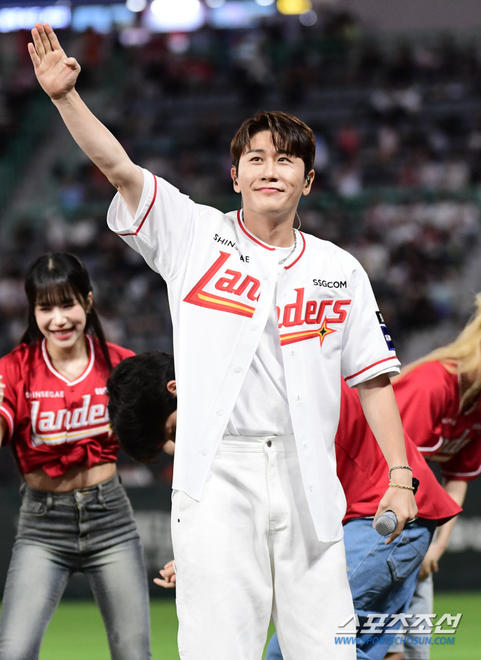 'Does the baseball uniform look good on you?' Singer Youngtak Visits Landers Field With Baseball Uniforms, Exciting Celebration Stage