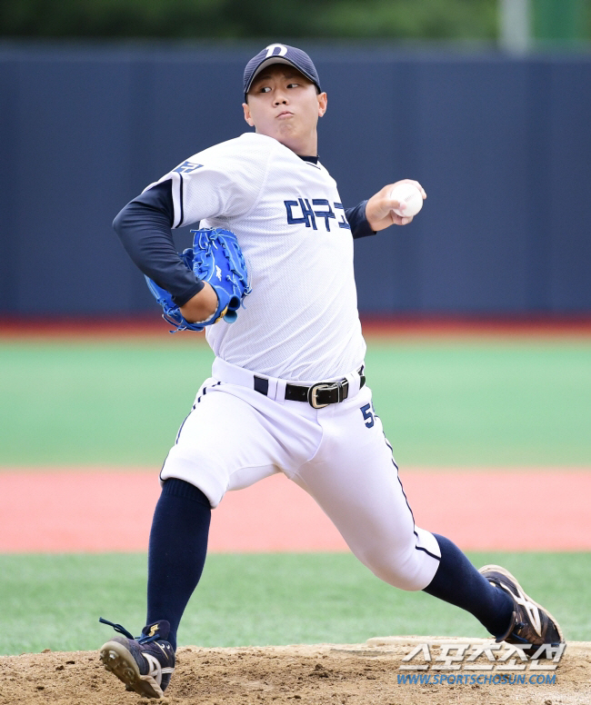 Find a rookie pitcher who the left-hander and Samsung will choose. Lotte's agony of 'Draft D-1' 