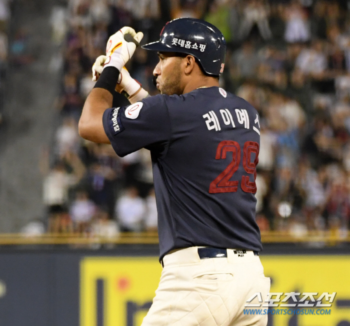 Lotte's autumn baseball has saved hope! 'Bokbung'Reyes extended 10th-inning final hit → 2-1 reversal to LG to escape three consecutive losses 