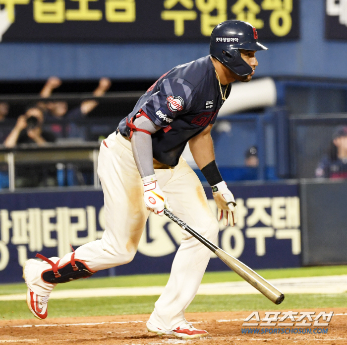 Lotte's autumn baseball has saved hope! 'Bokbung'Reyes extended 10th-inning final hit → 2-1 reversal to LG to escape three consecutive losses 