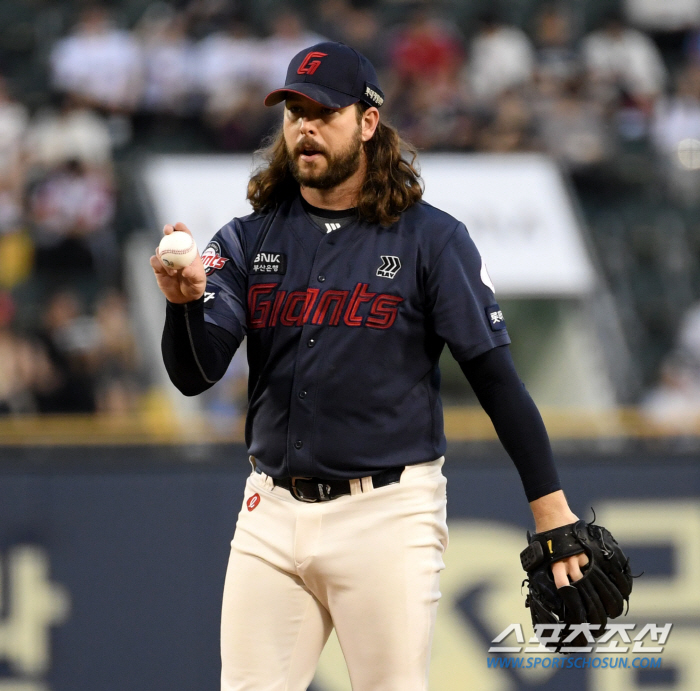 Lotte's autumn baseball has saved hope! 'Bokbung'Reyes extended 10th-inning final hit → 2-1 reversal to LG to escape three consecutive losses 