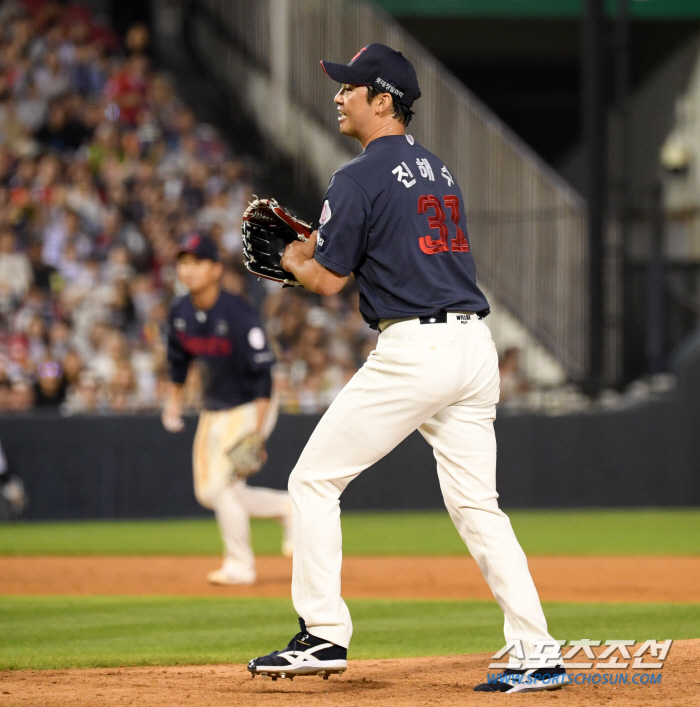 Lotte's autumn baseball has saved hope! 'Bokbung'Reyes extended 10th-inning final hit → 2-1 reversal to LG to escape three consecutive losses 