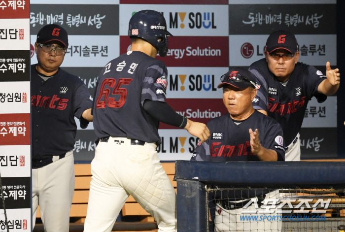 Lotte's autumn baseball has saved hope! 'Bokbung'Reyes extended 10th-inning final hit → 2-1 reversal to LG to escape three consecutive losses 