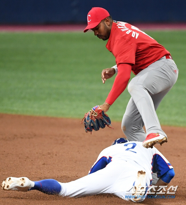 Premier 12's starting pitcher Ryu Joong-il and Cuba in two warm-up matches in November 