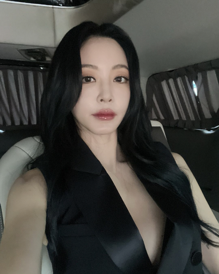 '10 Years Younger ♥' Han Ye-seul's unconventional fashion that revealed her chest line..After you get married, you're so bold