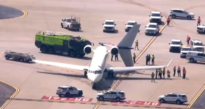 Airplane crash at U.S. airport, wing broken, no injuries