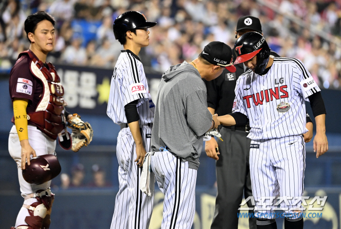 'Argh!' Kiwoom Kim Hye-sung's knee pain  Ha Young-min's thighs replacement 'Player protection'→LG Choi Won-young replaces wrist dune'X-ray shooting scheduled' 