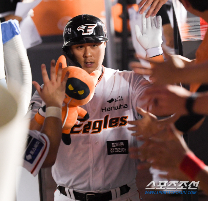 'Captain's crazy! 'Multipurpose 4 hits and 6 RBIs wildly' Samsung catches Hanwha and starts to solidify its second place, and Hanwha loses 4 consecutive games → 8th place 