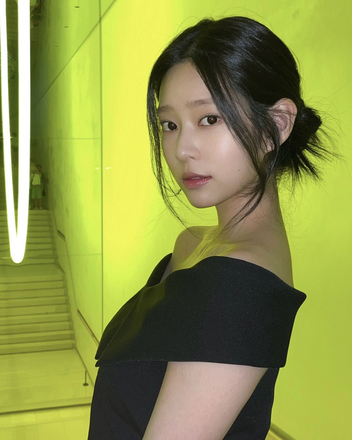 'The collarbone line looks like a picture', Kim Min-joo, even in the style of 'Kku An-kku', she's beautiful