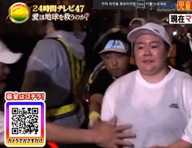 During a live broadcast, a male spectator sexually harassed a celebrity..Devil's smile after touch 'Goosebumps'