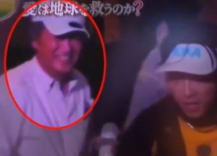 During a live broadcast, a male spectator sexually harassed a celebrity..Devil's smile after touch 'Goosebumps'