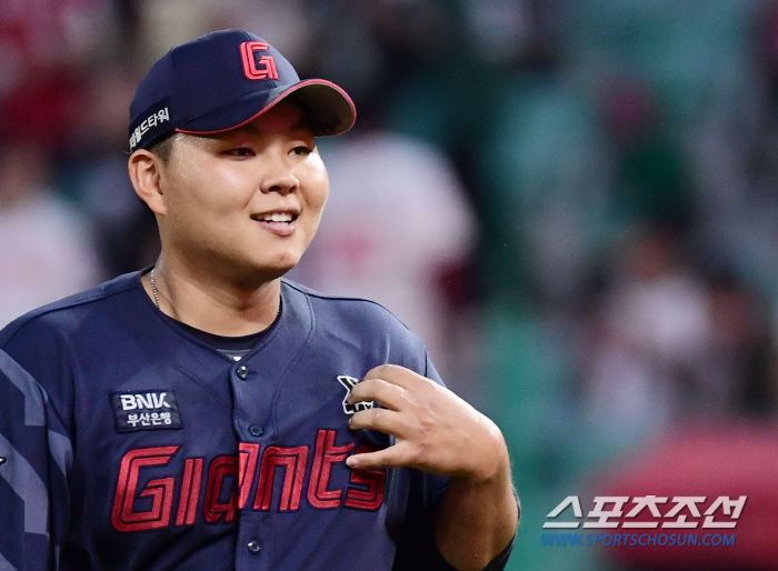 'Good throw, Park Jin! 'Yoon Dong-hee and Son Ho-young 7 hits show' Lotte prevented SSG from winning 4 consecutive games and won 2 consecutive games 