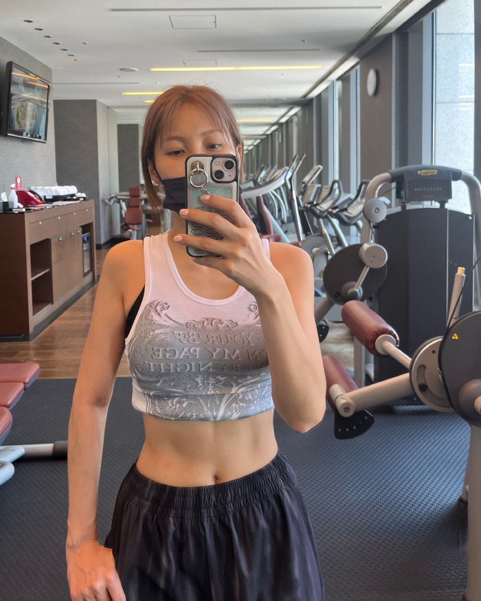 Park Gyu-ri 'Is your abs this solid?'Working out in Japan, showing off his 11th figure.'