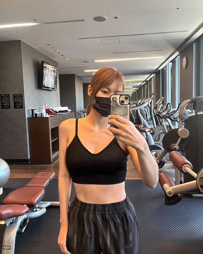 Park Gyu-ri 'Is your abs this solid?'Working out in Japan, showing off his 11th figure.'