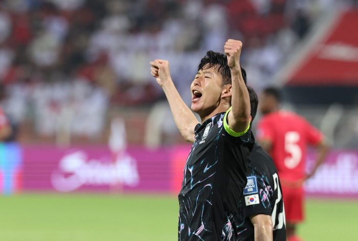  Son Heungmin's one shot among the four of us! More than 27,000 Omani fans have been silenced