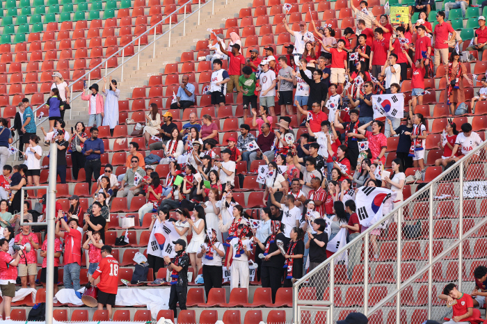 'Final goal  2 assists' Crazy Captain Son Heung-min saved Hong Myung-bo. Korea, Oman beat 3-1 and won for the first time in a sweat