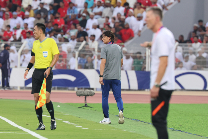 'Final goal  2 assists' Crazy Captain Son Heung-min saved Hong Myung-bo. Korea, Oman beat 3-1 and won for the first time in a sweat