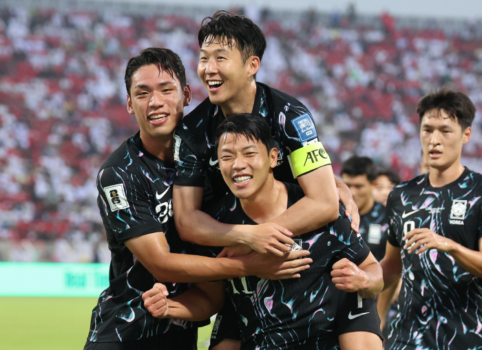 'Final goal  2 assists' Crazy Captain Son Heung-min saved Hong Myung-bo. Korea, Oman beat 3-1 and won for the first time in a sweat