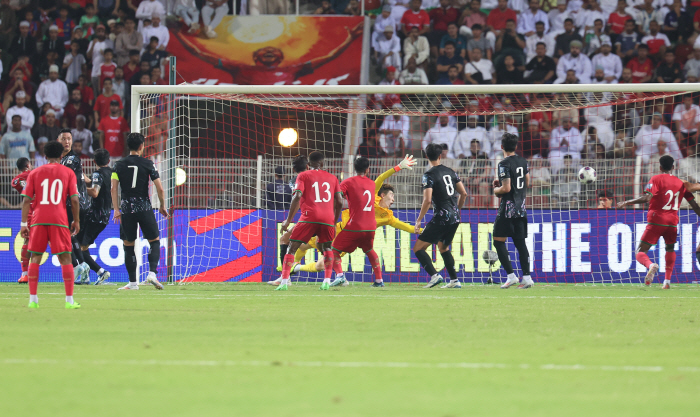 'Final goal  2 assists' Crazy Captain Son Heung-min saved Hong Myung-bo. Korea, Oman beat 3-1 and won for the first time in a sweat