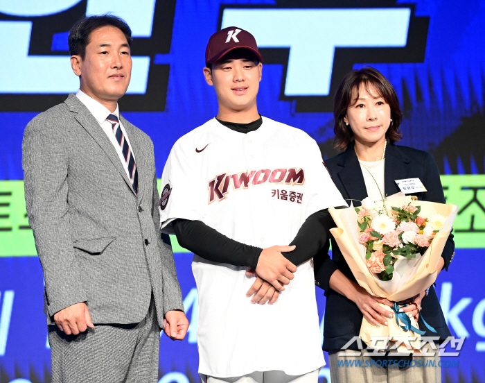 'There was no surprise twist' Chung Hyun-woo, the first overall player to Kiwoom, and Jung Woo-joo, the second runner-up to Hanwha's arms 