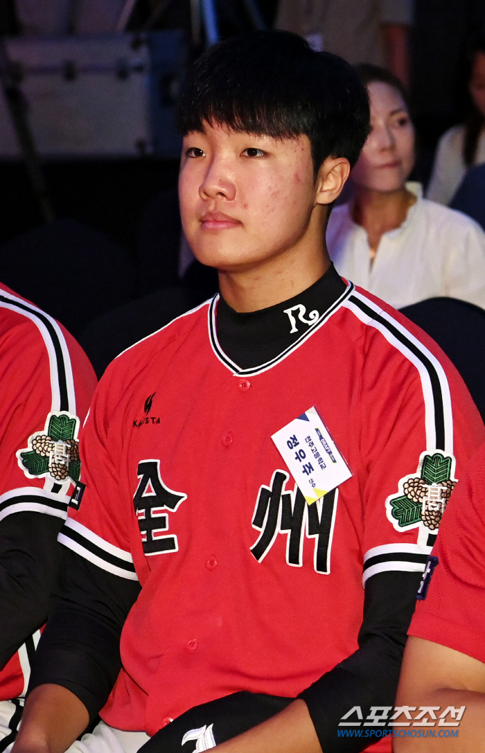 'There was no surprise twist' Chung Hyun-woo, the first overall player to Kiwoom, and Jung Woo-joo, the second runner-up to Hanwha's arms 