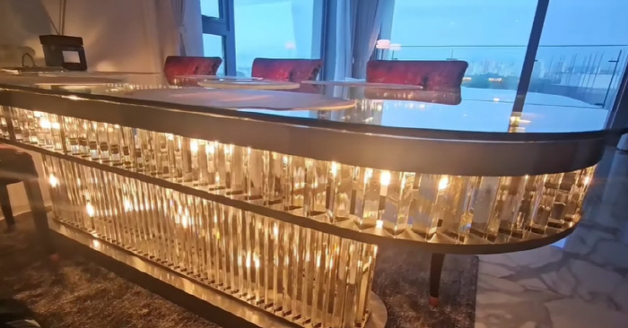 Han Seam, Han River View House  Lighting Luxury Table 'I have to wait a long time to buy it'