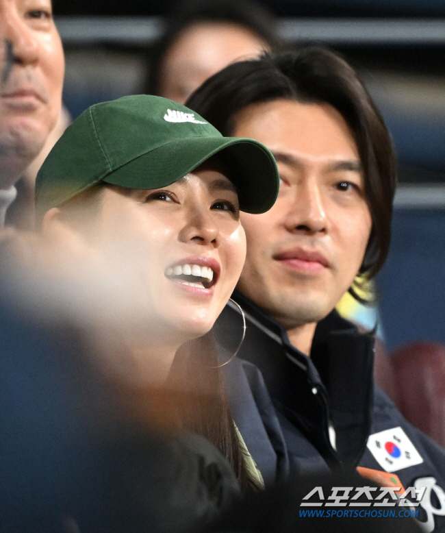 Hyun Bin, even overseas ♥ Son Ye-jin's illness 'Thank you and support in itself' 