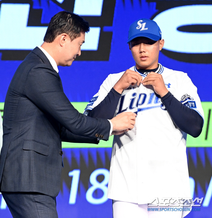 'I'm touched. As a meaningful gift'Park Joon-soon and the old uniform T-shirt also run toward Samsung's heart and passionate fans