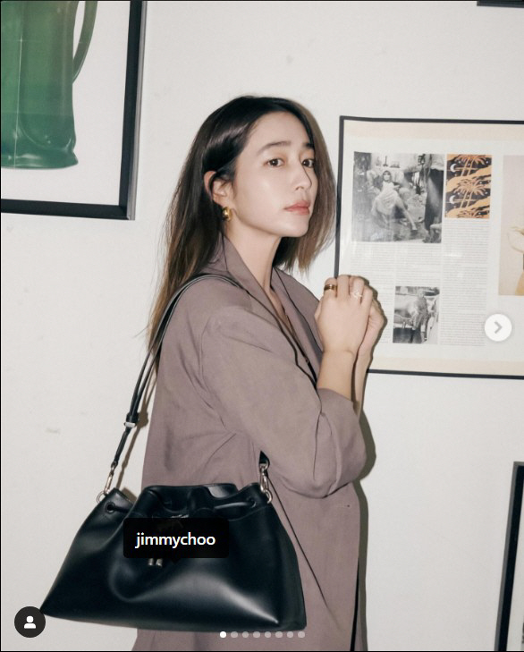 'Lee Byung-hun ♥' Lee Min-jung is taking a pictorial at the company of her friend who went on a trip...'Everyday is pretty'