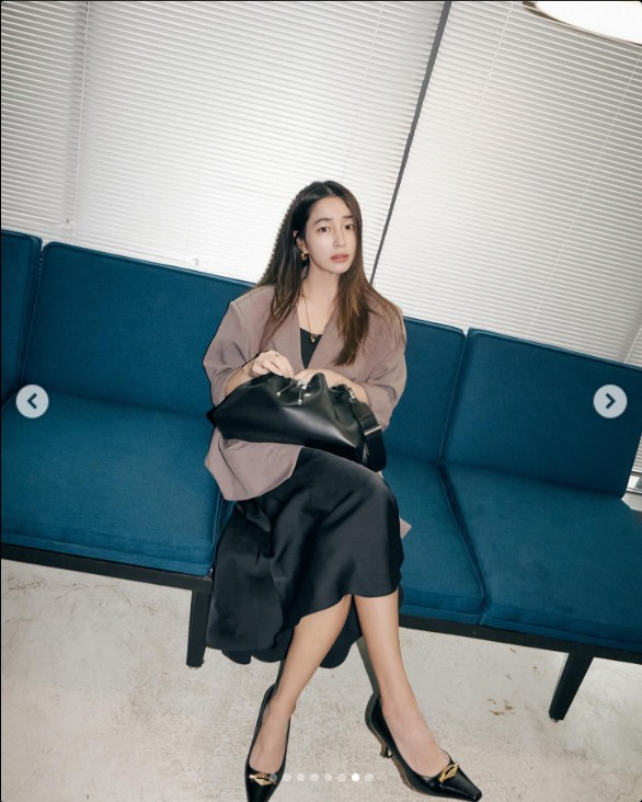 'Lee Byung-hun ♥' Lee Min-jung is taking a pictorial at the company of her friend who went on a trip...'Everyday is pretty'