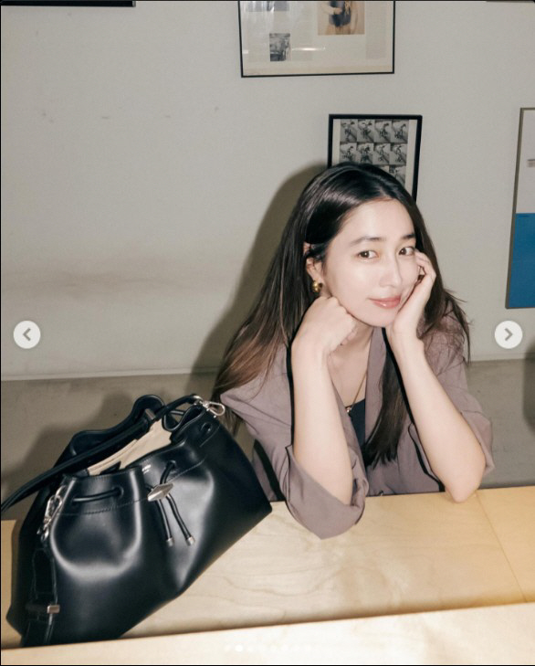 'Lee Byung-hun ♥' Lee Min-jung is taking a pictorial at the company of her friend who went on a trip...'Everyday is pretty'