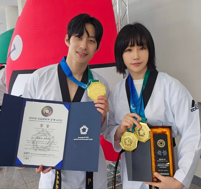 Lee Yu-ri makes her first appearance in a taekwondo competition and 'two gold medals'..There's nothing you can't do