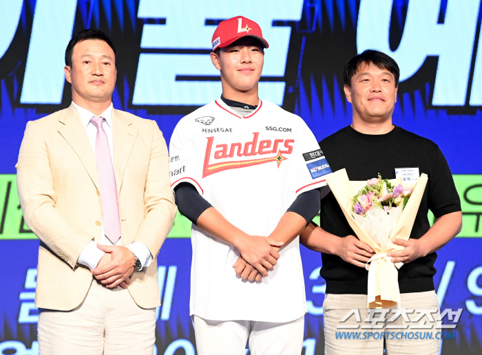 A rookie with perfect catcher defense, power and contact appeared? He's confident that he'll be a good son after making the FA hit. It smells like Kang Min-ho