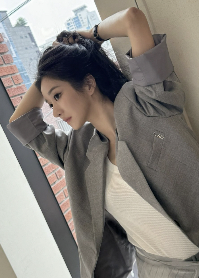 Seo Ye-ji, the beauty of calming controversy..Company C's shy smile with a luxury bag