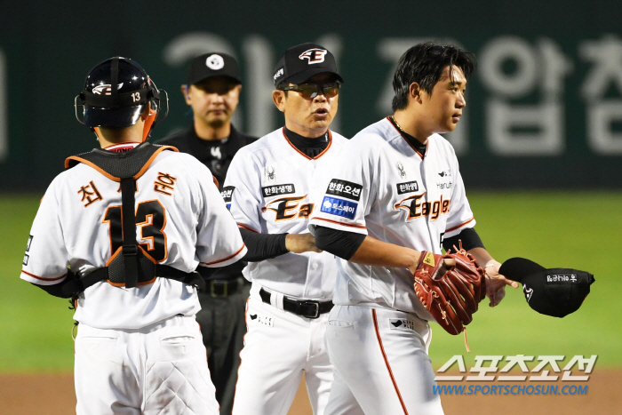 'Does Autumn Baseball Hope Go Away' Hanwha Mound with Hole...Starting pitcher who didn't last even in the first inning 'In the end, five consecutive losses'