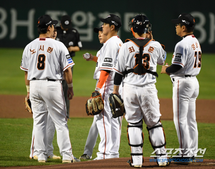 'Does Autumn Baseball Hope Go Away' Hanwha Mound with Hole...Starting pitcher who didn't last even in the first inning 'In the end, five consecutive losses'