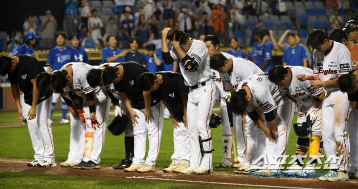 'Does Autumn Baseball Hope Go Away' Hanwha Mound with Hole...Starting pitcher who didn't last even in the first inning 'In the end, five consecutive losses'