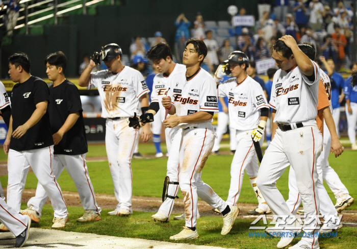 'Does Autumn Baseball Hope Go Away' Hanwha Mound with Hole...Starting pitcher who didn't last even in the first inning 'In the end, five consecutive losses'