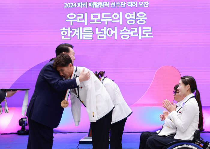 'Heroes of All of Us' President 尹 encouraged the Paris Paralympic team...12 years after the Lee Myung Bak government