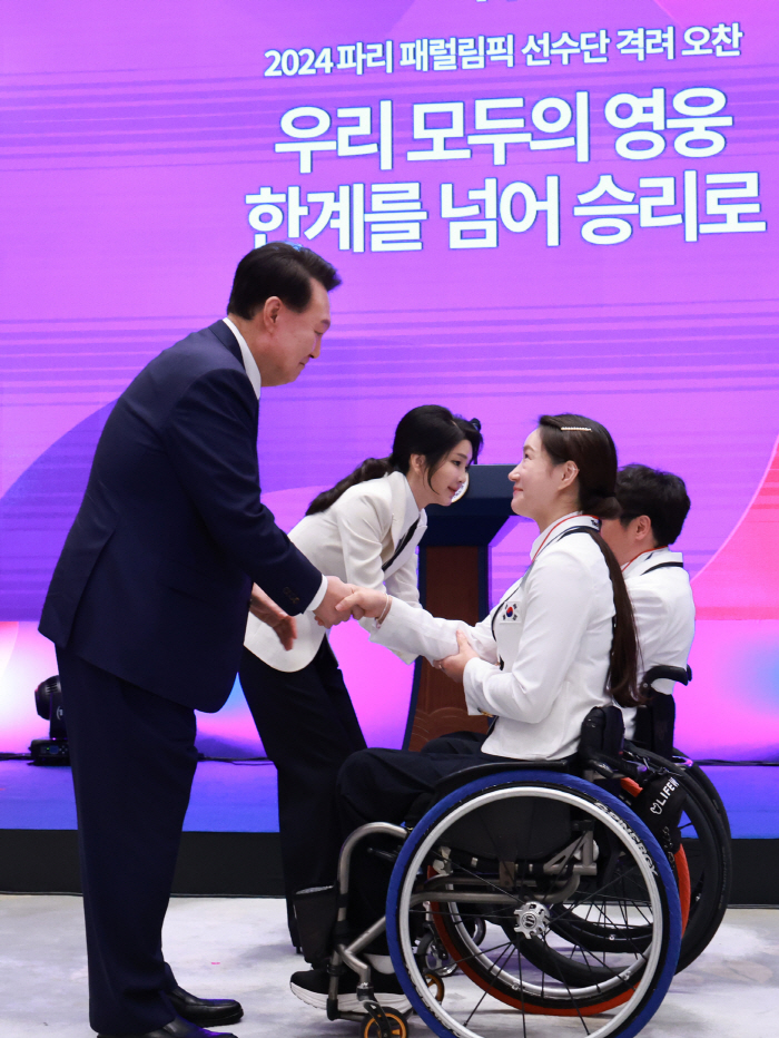 'Heroes of All of Us' President 尹 encouraged the Paris Paralympic team...12 years after the Lee Myung Bak government