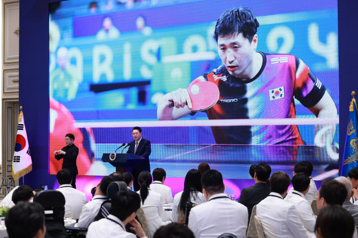 'Heroes of All of Us' President 尹 encouraged the Paris Paralympic team...12 years after the Lee Myung Bak government