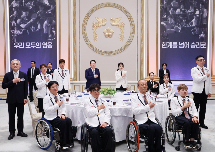 'Heroes of All of Us' President 尹 encouraged the Paris Paralympic team...12 years after the Lee Myung Bak government