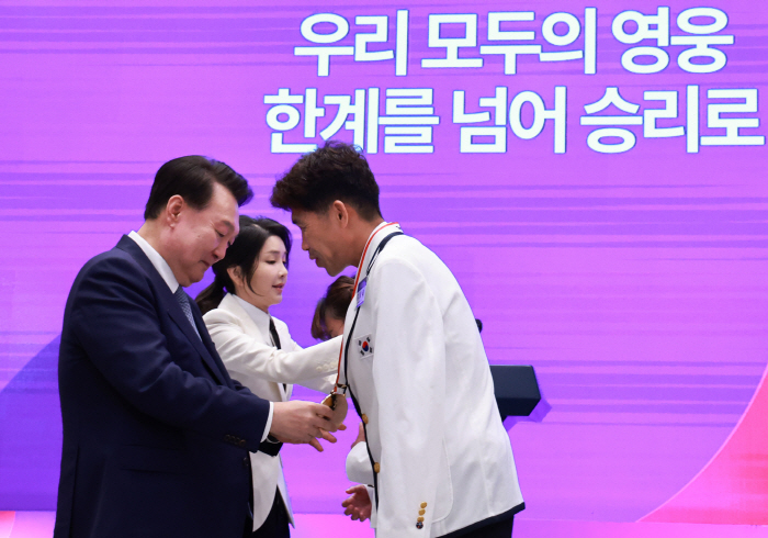 'Heroes of All of Us' President 尹 encouraged the Paris Paralympic team...12 years after the Lee Myung Bak government