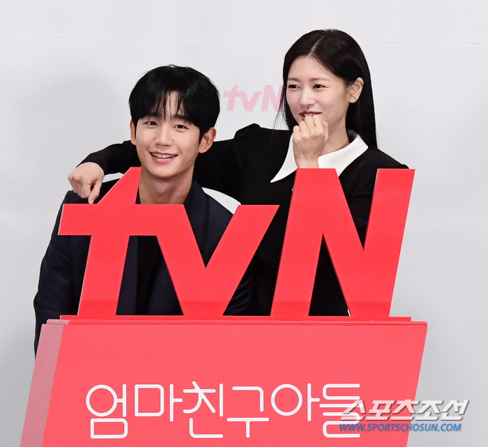 Jung Hae-in and Jung So-min → Visiting the preview and cheering for themselves'No comment' Rumors of dating are still hot 