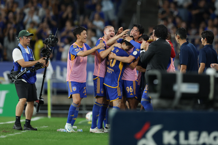 '24 hours of selection for return, 'Cheol-in'Cho Hyun-woo fighting spirit' Ulsan overpowered Gangwon 2-0 → Yang Min-hyuk retakes the lead, replacing Hwang Moon-ki'Empty Son'